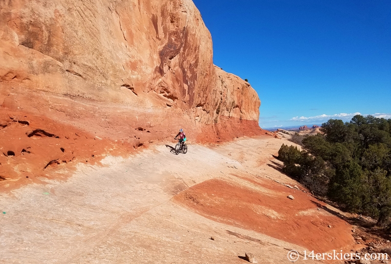 Mountain biking Navajo Rocks Chaco Loop in Moab