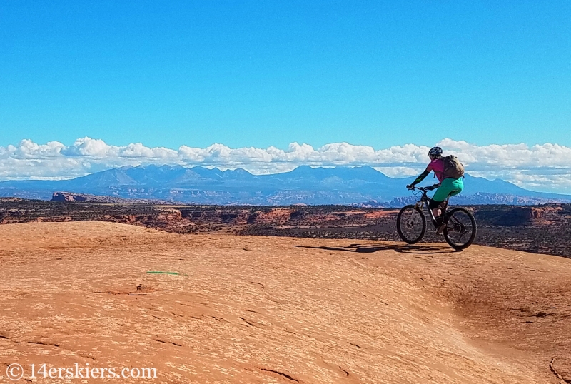 Mountain biking Navajo Rocks Chaco Loop in Moab