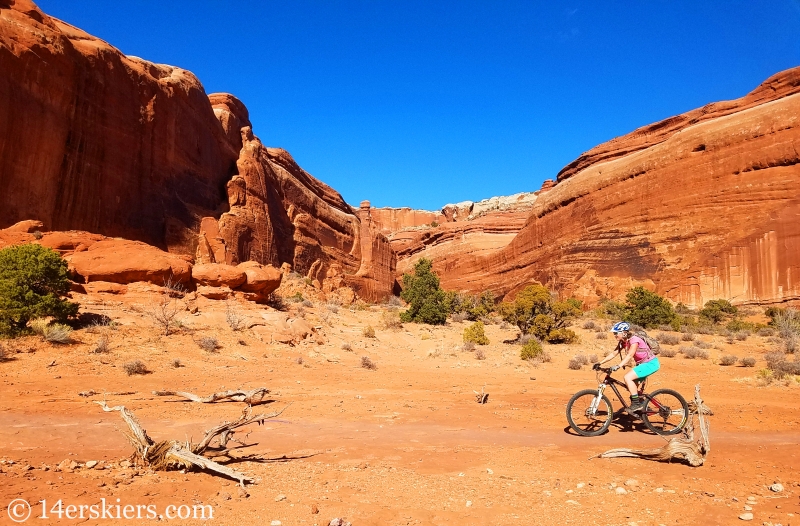 Mountain biking Navajo Rocks Chaco Loop in Moab