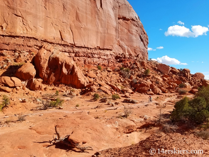 Mountain biking Navajo Rocks Chaco Loop in Moab