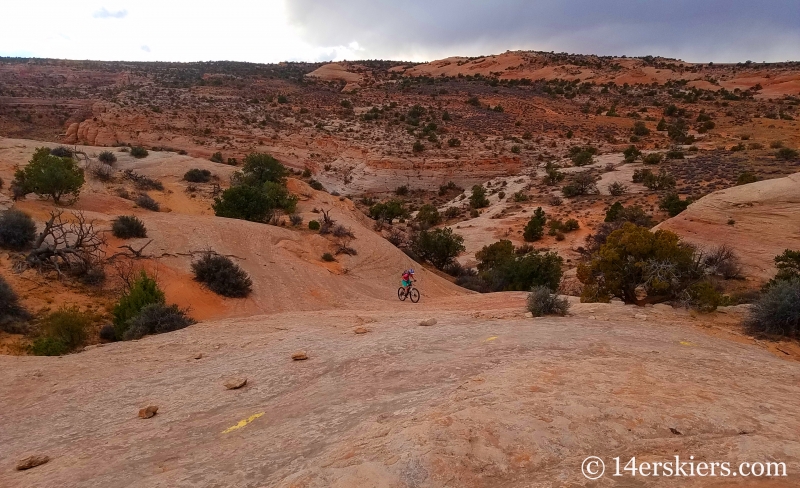Mountain biking Navajo Rocks Chaco Loop in Moab