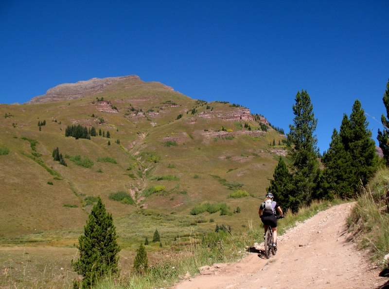 Mountain bike from Crested Butte to Aspen over Pearl Pass