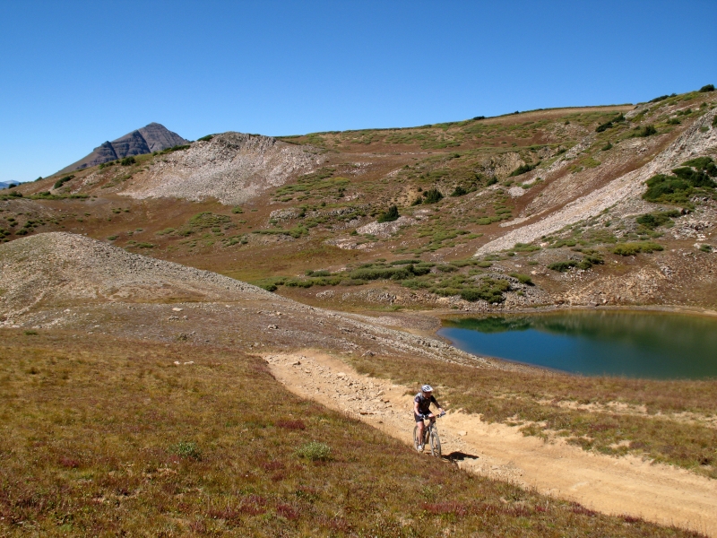 Mountain bike from Crested Butte to Aspen over Pearl Pass