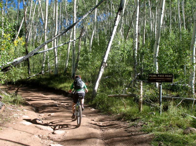 Mountain bike from Crested Butte to Aspen over Pearl Pass