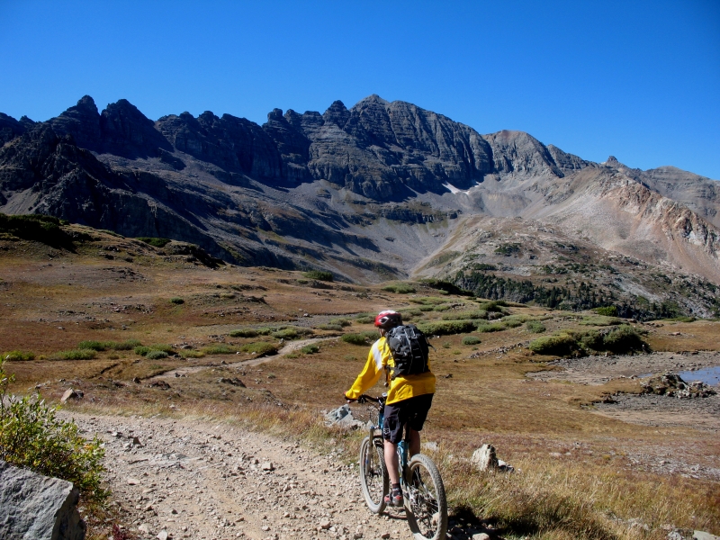 Mountain bike from Crested Butte to Aspen over Pearl Pass